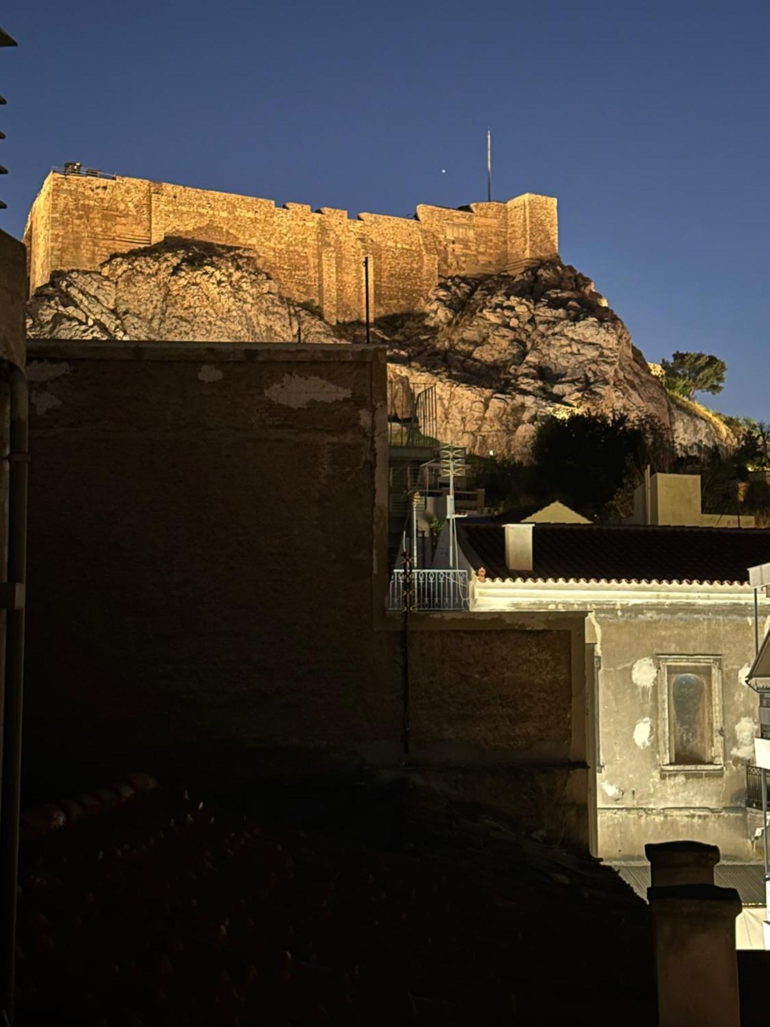 Central House In Plaka Atenas Exterior foto